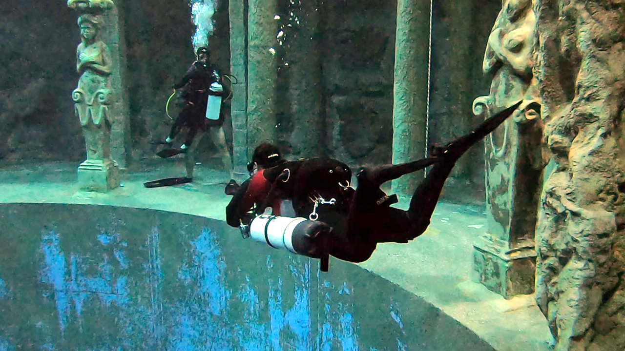 Tauchausbildung TDI Sidemount Diver. Tauchübungen im Indoor Tauchcenter Dive4Life in Siegburg.